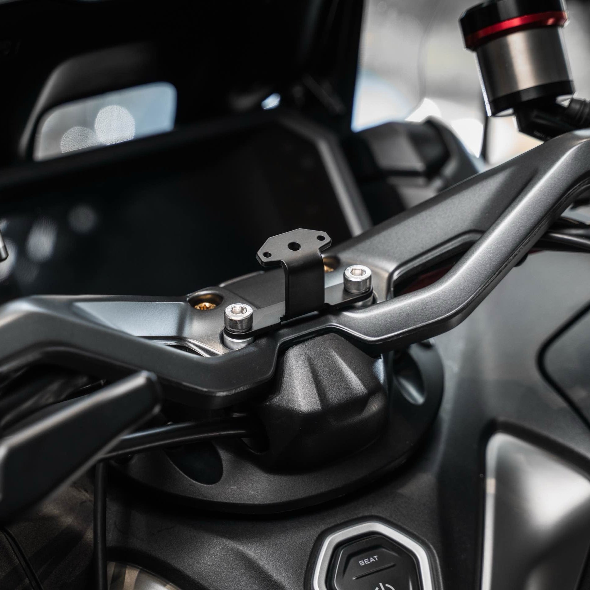 chigee-add-on-yamaha-tmax560-halterung-edelstahl-display image 2