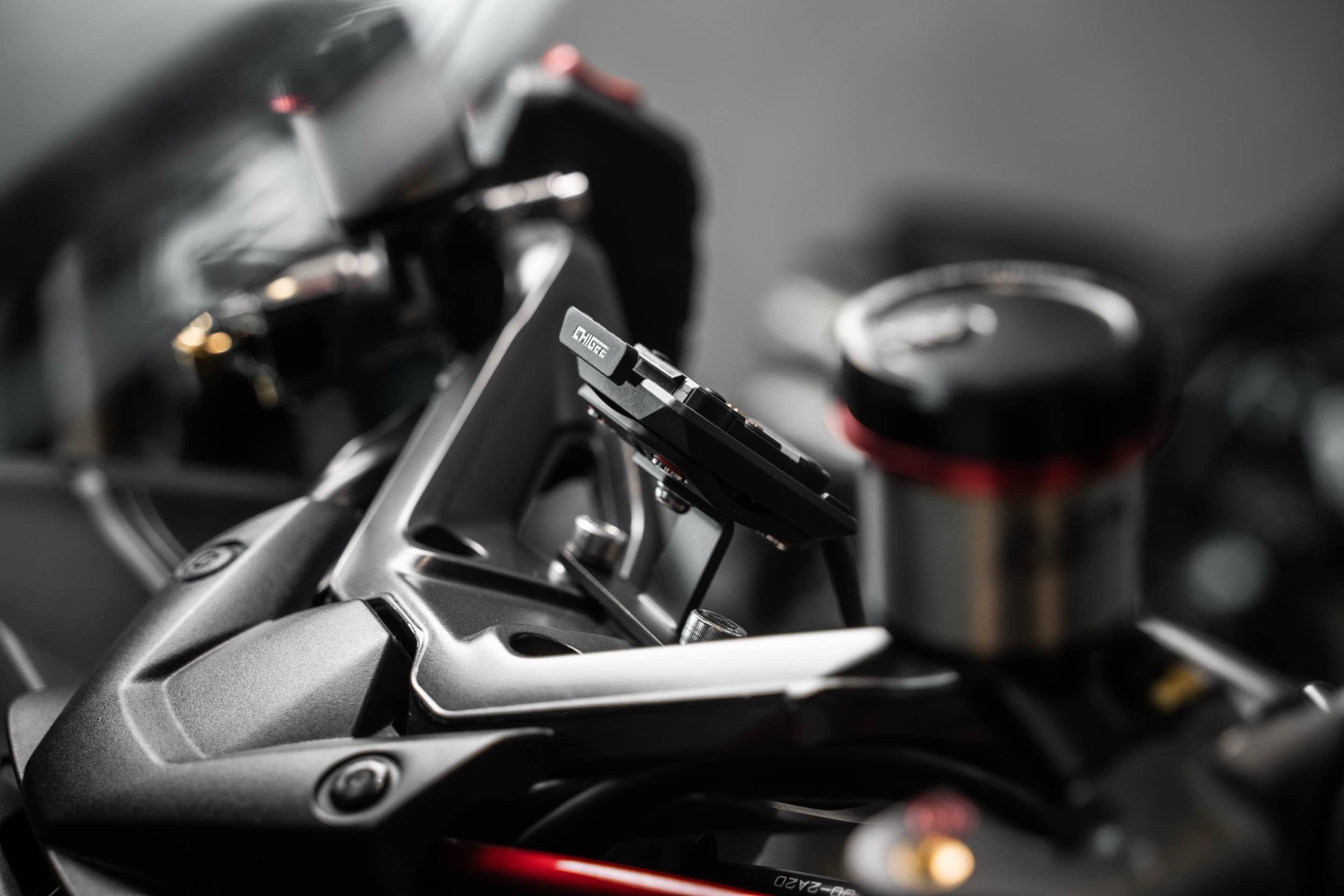 chigee-add-on-yamaha-tmax560-halterung-edelstahl-display image 6