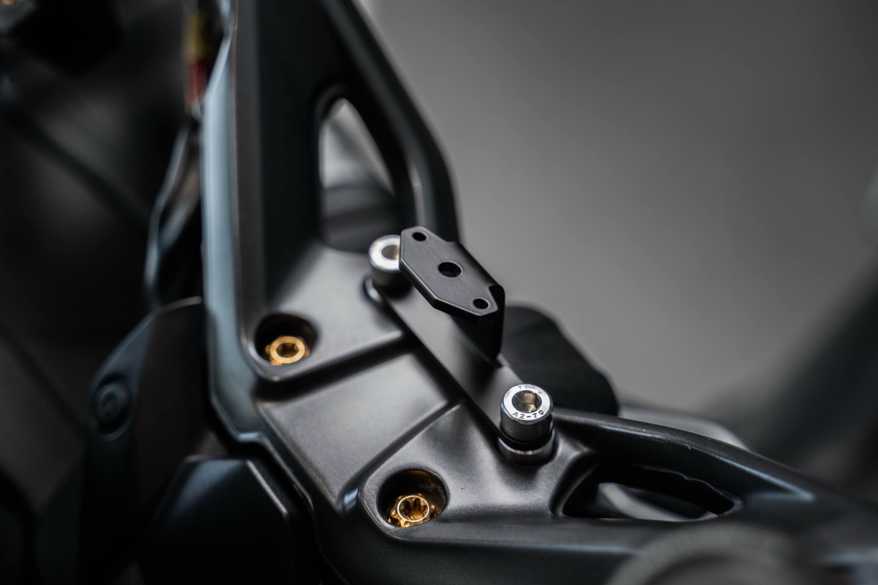 chigee-add-on-yamaha-tmax560-halterung-edelstahl-display image 7
