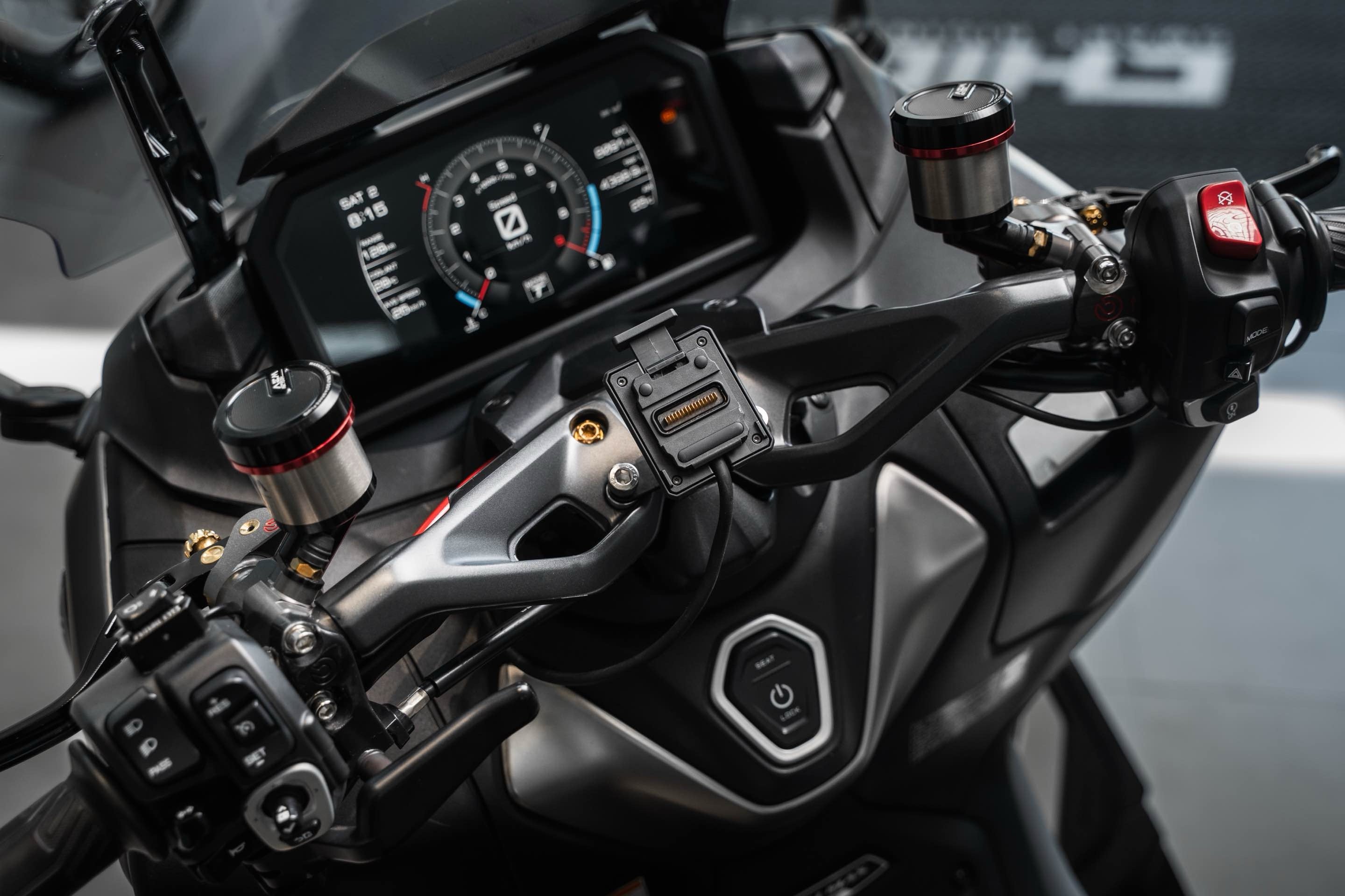 chigee-add-on-yamaha-tmax560-halterung-edelstahl-display image 5